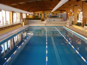 ein großer Pool in einem Gebäude in der Unterkunft Le Nereidi Hotel Residence in La Maddalena