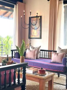 sala de estar con sofá púrpura y mesa en D' Art VILLA RETREAT AND SPA, en Tangalle