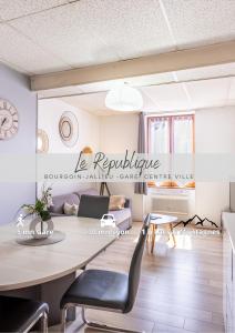 een woonkamer met een tafel en stoelen bij Le République-Gare-Centre ville in Bourgoin