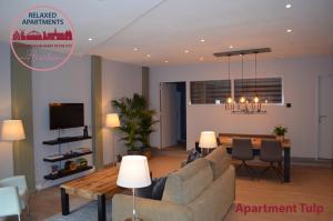 un soggiorno con divano e tavolo di Relaxed Apartments Haarlem a Haarlem