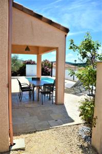 taras ze stołem i krzesłami pod pawilonem w obiekcie GITE CESAR 6p, 3ch, piscine privée, terrain privé clos, terrain de pétanque w mieście Vallon-Pont-dʼArc +24 zdjęcia
