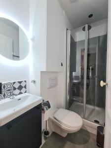 a bathroom with a toilet and a sink and a shower at Bel appartement F3 46m2 à 5' de Paris in Ivry-sur-Seine