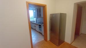 uma cozinha com um frigorífico de aço inoxidável num quarto em Apartma pri Boru em Ptuj