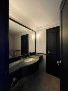 uma casa de banho com um lavatório e um espelho grande em KLCC, Kuala Lumpur, Bukit Bintang at Times Square Hotel em Kuala Lumpur