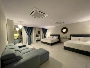 um quarto de hotel com duas camas e um sofá em KLCC, Kuala Lumpur, Bukit Bintang at Times Square Hotel em Kuala Lumpur