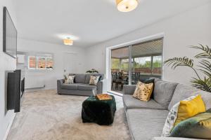 Et opholdsområde på Modern 3 Bedroom Bungalow with Style & Comfort in Leicestershire