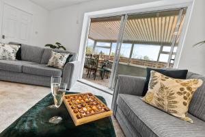 Et opholdsområde på Modern 3 Bedroom Bungalow with Style & Comfort in Leicestershire