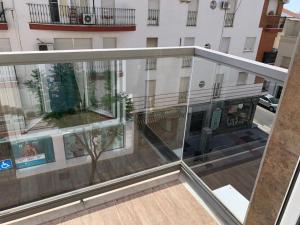un balcone vuoto con vista su un edificio di Apartamentos Hernán Cortés a Villanueva de la Serena