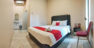 Postel nebo postele na pokoji v ubytování RedDoorz Syariah near Lippo Plaza Sidoarjo