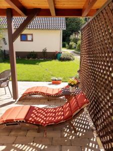 eine Terrasse mit einem Tisch und einer Bank auf einer Terrasse in der Unterkunft Ferienapartment Ida in Lorch