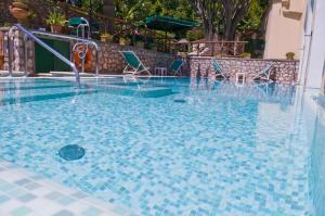 einen Pool mit Wasserrutsche in einem Resort in der Unterkunft Hotel Villa Sarah in Capri