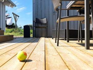 una manzana sentada en un suelo de madera en una cubierta en 12 person holiday home in Thisted, en Klitmøller