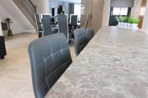 ein Konferenzraum mit einem langen Tisch und Stühlen in der Unterkunft Northumberland Luxury Stays - The Gavel in West Chevington