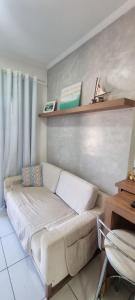 - un salon avec un canapé et une étagère dans l'établissement Apartamento Novinho Próximo as Praias, Centro e Restaurantes - Excelente localização, à Ubatuba
