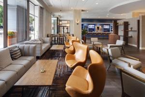 Svetainės erdvė apgyvendinimo įstaigoje Winston-Salem Marriott