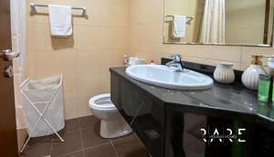 Koupelna v ubytování RARE Holiday Homes - Golf Course View - Elite Residences - R1303 - Dubai Sports City