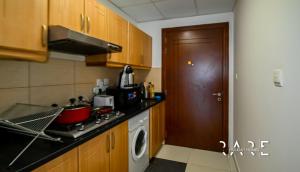 Kuchyň nebo kuchyňský kout v ubytování RARE Holiday Homes - Golf Course View - Elite Residences - R1303 - Dubai Sports City