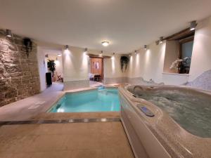 eine Whirlpool-Badewanne in der Mitte eines Zimmers in der Unterkunft Casa Acqua Dolce - House with 4 Bedrooms and Own Spa in Oprtalj