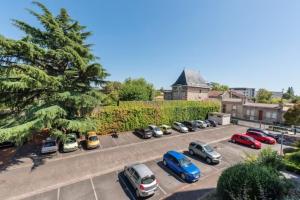 una fila de autos estacionados en un estacionamiento en Grand studio pro calme proche centre commodités en Talence