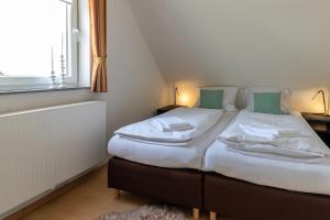 1 dormitorio con 2 camas y ventana en Postwiese en Winterberg