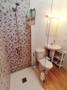 uma casa de banho com um WC e um lavatório em Babo Lanzarote em Playa Blanca