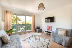 una sala de estar con un sofá y una mesa en Idéal familles ou pros studio 4 pers à Talence, proche tram et Bordeaux centre, en Talence