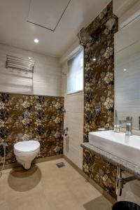 La salle de bains est pourvue de toilettes et d'un lavabo. dans l'établissement Hotel Ozone Inn Colaba, à Mumbai