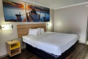 Postel nebo postele na pokoji v ubytování Days Inn by Wyndham Slidell
