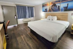Postel nebo postele na pokoji v ubytování Days Inn by Wyndham Slidell