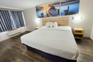 Postel nebo postele na pokoji v ubytování Days Inn by Wyndham Slidell