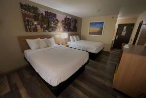 Postel nebo postele na pokoji v ubytování Days Inn & Suites by Wyndham Kaukauna WI