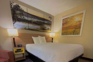 Postel nebo postele na pokoji v ubytování Days Inn & Suites by Wyndham Kaukauna WI