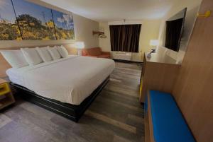 Cama o camas de una habitación en Days Inn & Suites by Wyndham Kaukauna WI