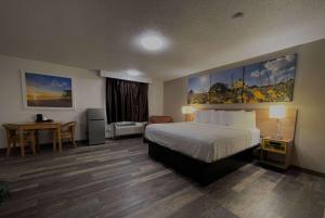 Cama o camas de una habitación en Days Inn & Suites by Wyndham Kaukauna WI