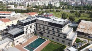 アイドゥンにあるGrand Müdüroğlu Hotelのスイミングプール付きの建物の空中ビュー