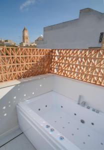 uma banheira sentada no topo de um telhado em HOTEL BINI em Porto Cristo