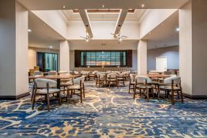 Χώρος καθιστικού στο DoubleTree by Hilton South Charlotte Tyvola