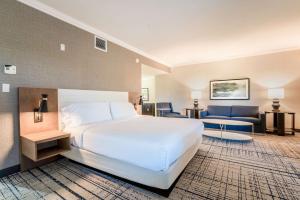 Ένα ή περισσότερα κρεβάτια σε δωμάτιο στο DoubleTree by Hilton South Charlotte Tyvola