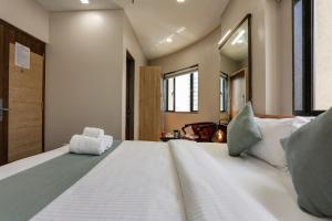 Postel nebo postele na pokoji v ubytování Hotel Ozone Inn Colaba