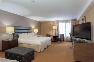 a hotel room with a bed and a flat screen tv at DoubleTree by Hilton Bloomington Minneapolis South in Bloomington