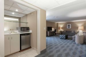 um quarto com uma cozinha e uma sala de estar em DoubleTree by Hilton Bloomington Minneapolis South em Bloomington