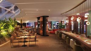 un restaurante con mesas y sillas en un edificio en Hilton Paris La Défense, en Puteaux