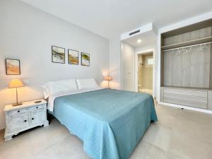 um quarto com uma cama azul e uma janela em Residencial Camaleones by AC REAL na Isla Canela