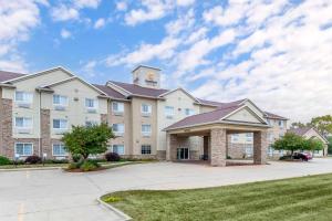 una representación de un hotel con un edificio en Comfort Suites, en Cedar Falls