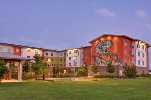 ein Gebäude mit einem Wandbild an der Seite in der Unterkunft Homewood Suites TechRidge Parmer @ I-35 in Austin