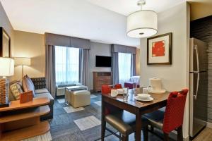 Posezení v ubytování Homewood Suites TechRidge Parmer @ I-35