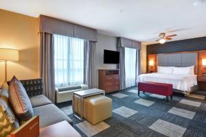 Postel nebo postele na pokoji v ubytování Homewood Suites TechRidge Parmer @ I-35