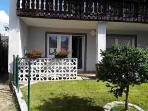 une maison avec une clôture blanche et deux boîtes de fleurs dans l'établissement Ferienwohnung Haus Emmerich, à Sarrebourg