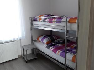 Ce dortoir comprend 2 lits superposés et une fenêtre. dans l'établissement Ferienwohnung Haus Emmerich, à Sarrebourg