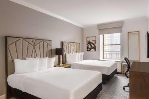 Martinique New York on Broadway, Curio Collection by Hilton客房内的一张或多张床位